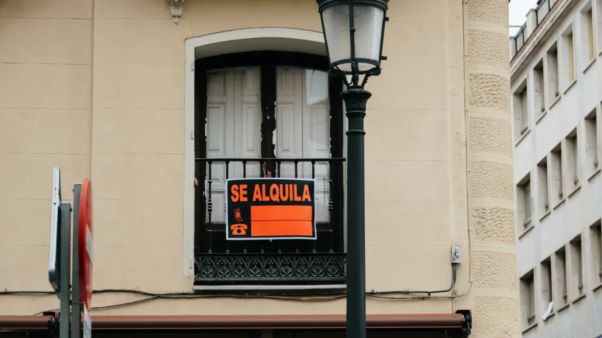 Los interesados en cada vivienda de alquiler crecen un 16% y alcanzan las 43 familias por anuncio, según Idealista