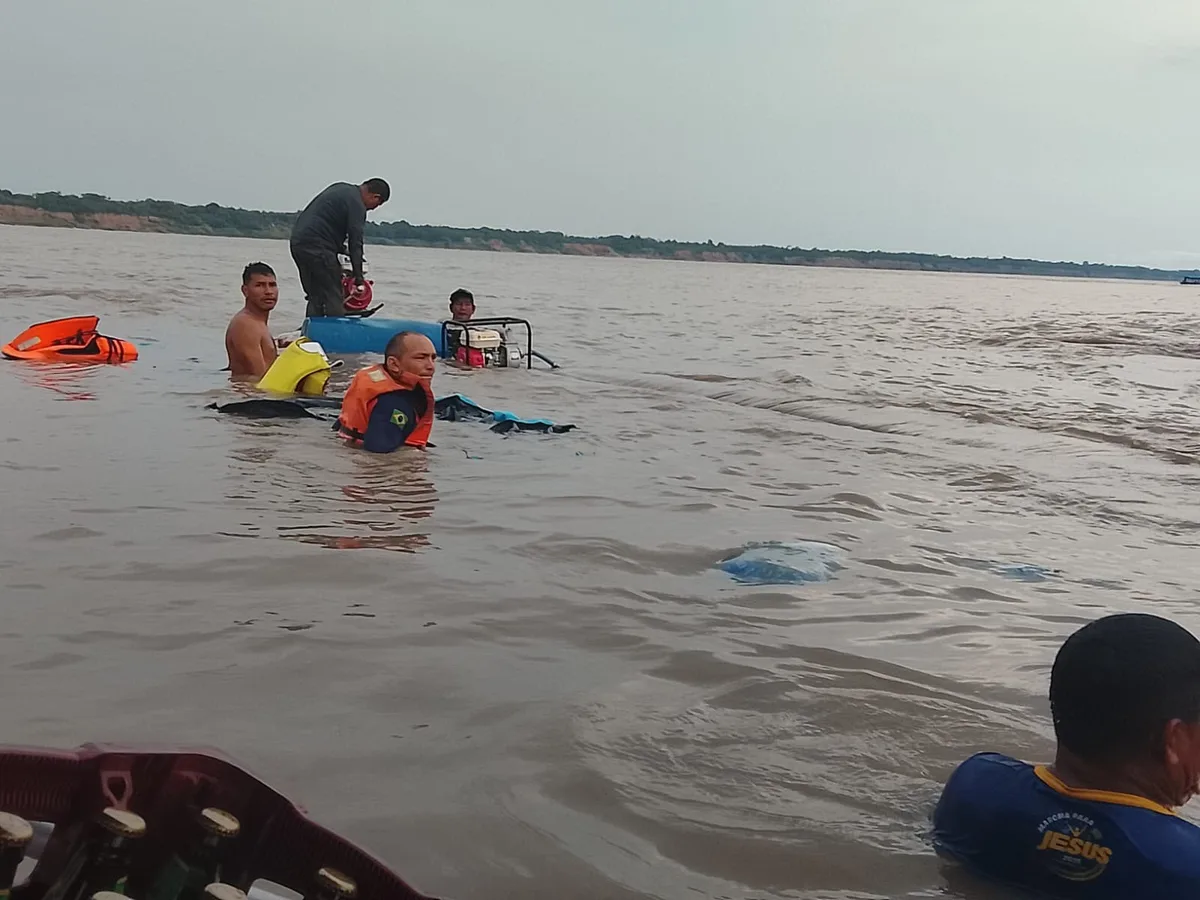Canoa naufraga no Rio Solimões, em Tabatinga; nove pessoas são resgatadas sem ferimentos