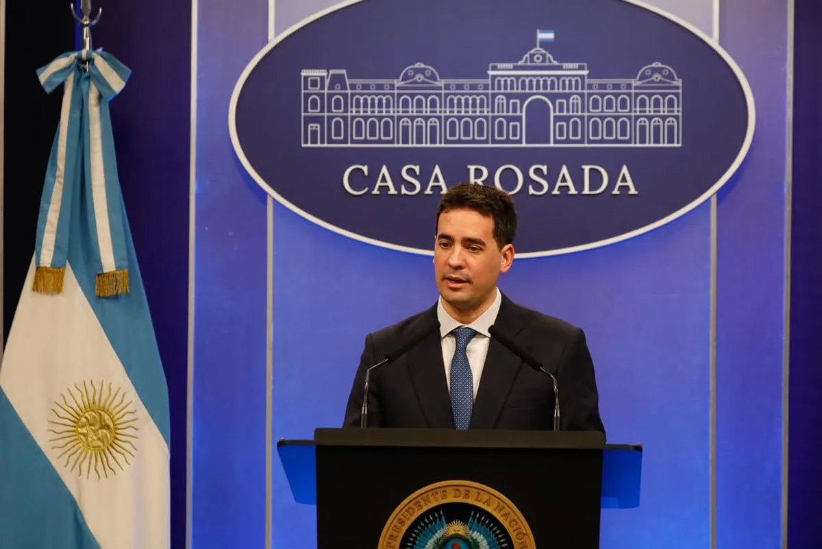 El vocero presidencial Adrián Ravier encabeza una nueva conferencia de prensa
