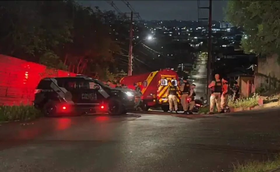 Homem com canivete tenta pegar arma de PM, é baleado na perna e fica em estado grave no Uberaba, em Curitiba