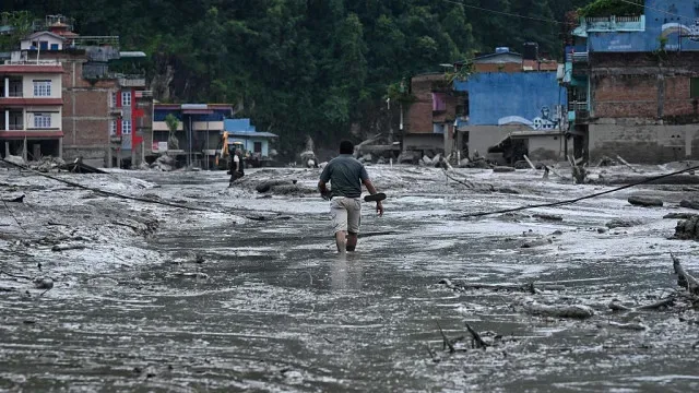 Sobe para 623 o número de mortos em enxurrada no Nepal