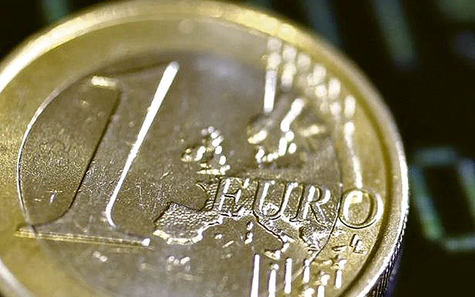 Euro desceu esta sexta ligeiramente mantendo-se no patamar dos 1,14 dólares