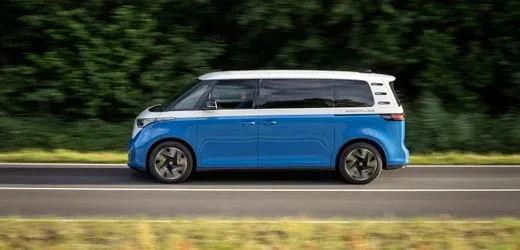 VW ID.Buzz California: Bett, Tisch, zwei Stühle – der E-Bulli wird zum Minimal-Camper