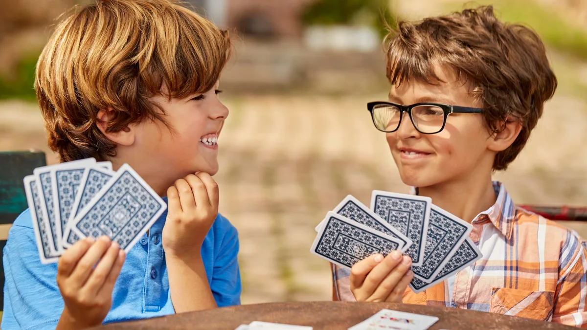 Del 'Mentiroso' a la 'Siete y Media': los juegos de cartas que harán que tus hijos se olviden del móvil en las noches de verano