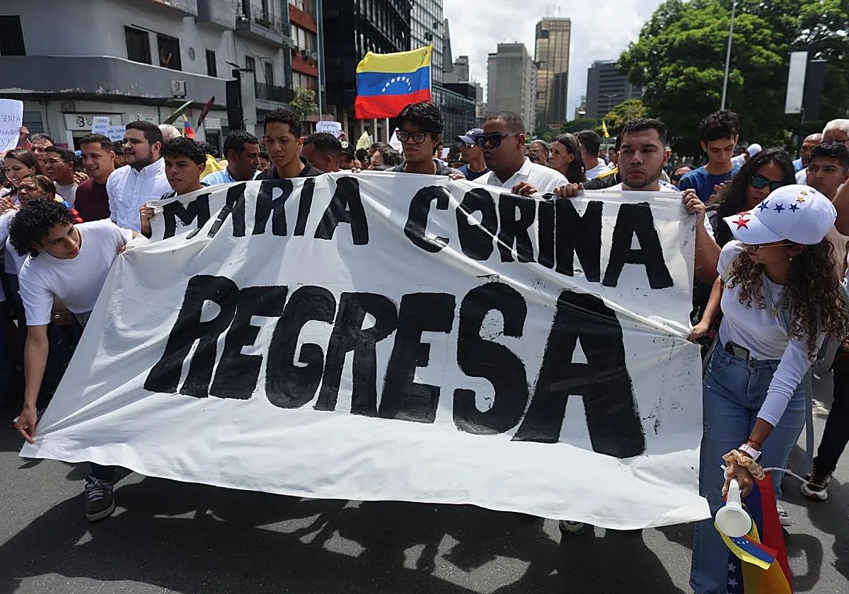 Cientos de venezolanos salen a la calle para pedir la vuelta de Maria Corina Machado