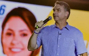 Plano de governo de Flávio prevê novas regras fiscais e mudanças no STF