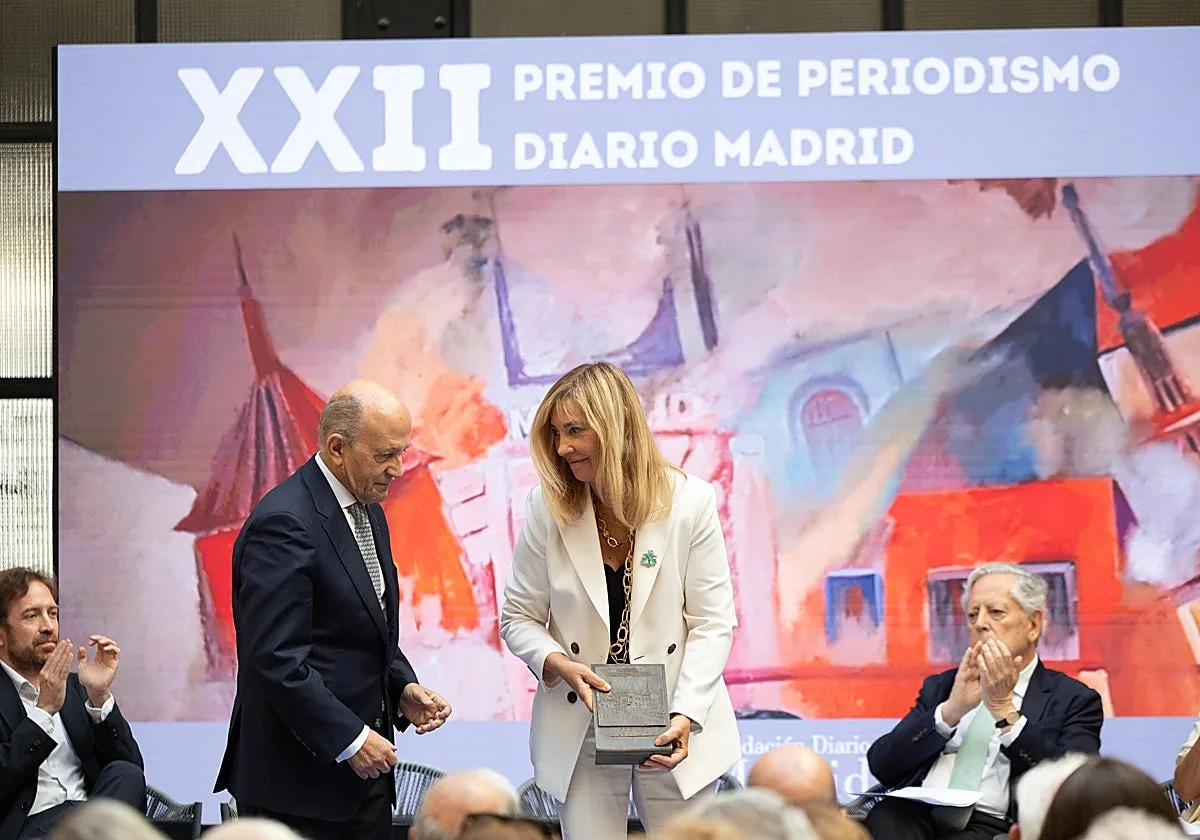 José Antonio Zarzalejos recibe el premio Diario Madrid de manos de Isabel Perelló