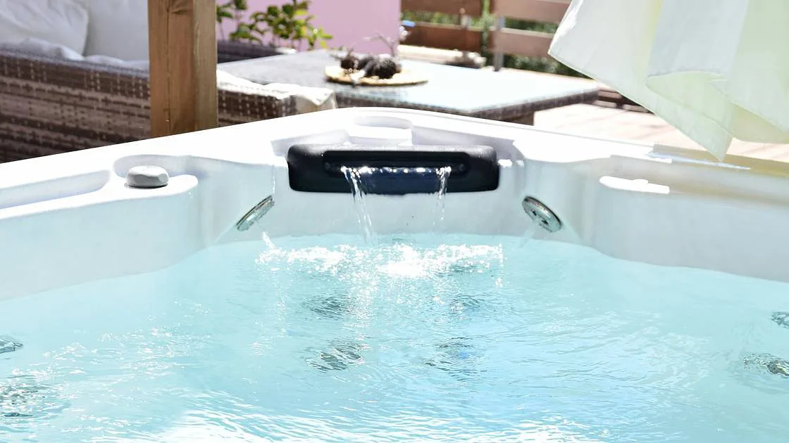 Casal morre dentro de jacuzzi - filhos menores descobrem os corpos