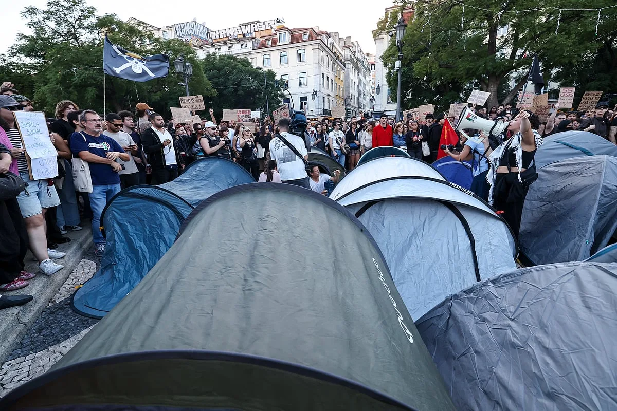 "Estamos a lutar por um direito nosso e vamos continuar aqui". Manifestantes decidem pernoitar no Rossio
