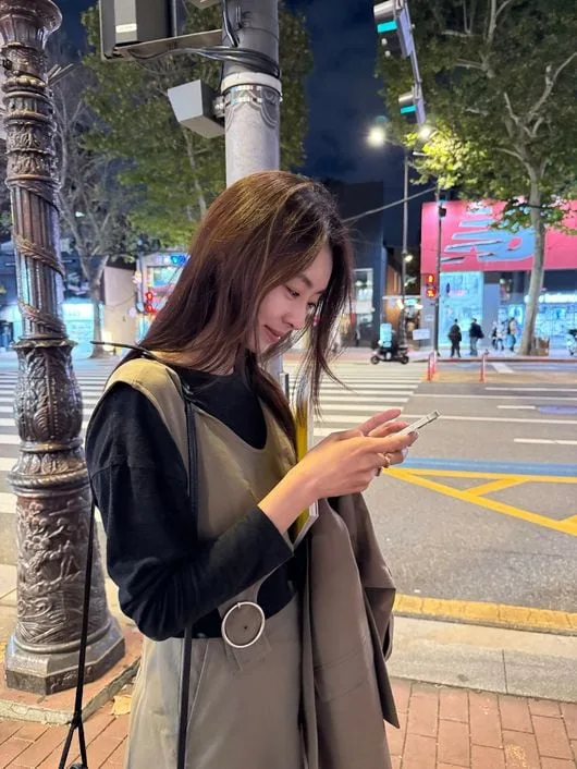 이연희, '24개월 딸맘'이라는 게 안 믿겨…가을밤 밝힌 여전한 '청순 미모'