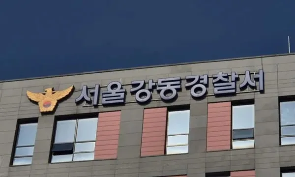 신고 출동한 경찰관 앞세워 흉기 들고 여자친구 집 들어가려다 체포된 10대