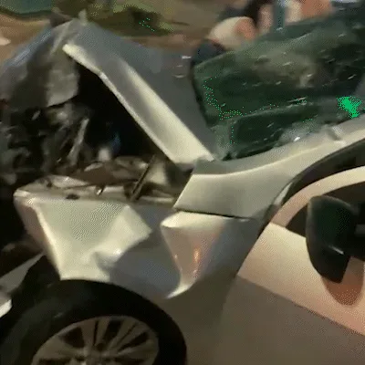 Carro atinge poste após colisão em cruzamento da Avenida Afonso Pena