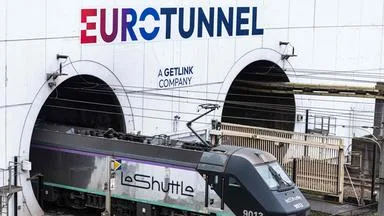 Verletzte nach Unfall am Eurotunnel: Bus und Zug kollidiert