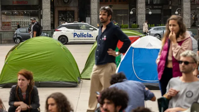 Porto. Manifestantes pernoitam na Praça D. João I após remoção de tendas