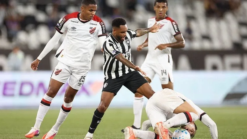 Athletico-PR vence Botafogo e fica a um ponto do vice-líder Flamengo