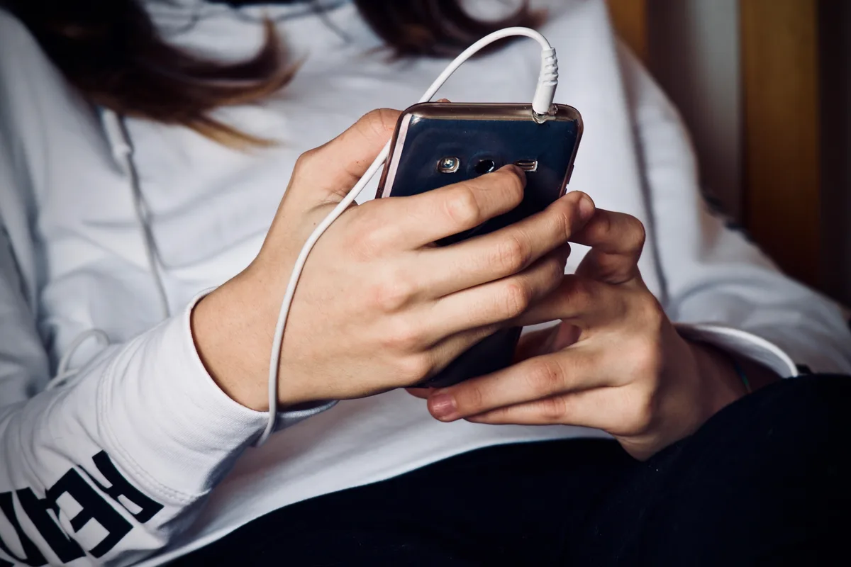 'Dinheiro fácil': Como grupos armados estão usando Facebook e TikTok para recrutar menores na Colômbia