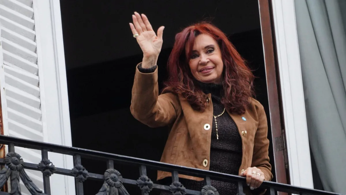 Cristina Kirchner salió al balcón y saludó a la militancia: el reclamo del PJ por su libertad en el Día de la Lealtad