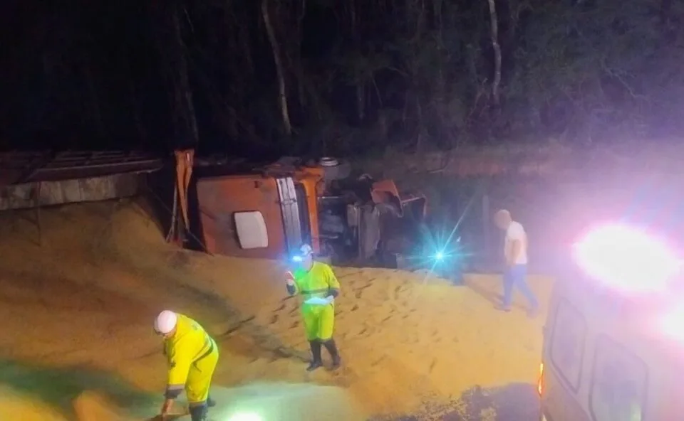 Caminhão carregado com soja tomba na BR-277 e deixa trânsito parcialmente interditado na Serra de São Luiz do Purunã