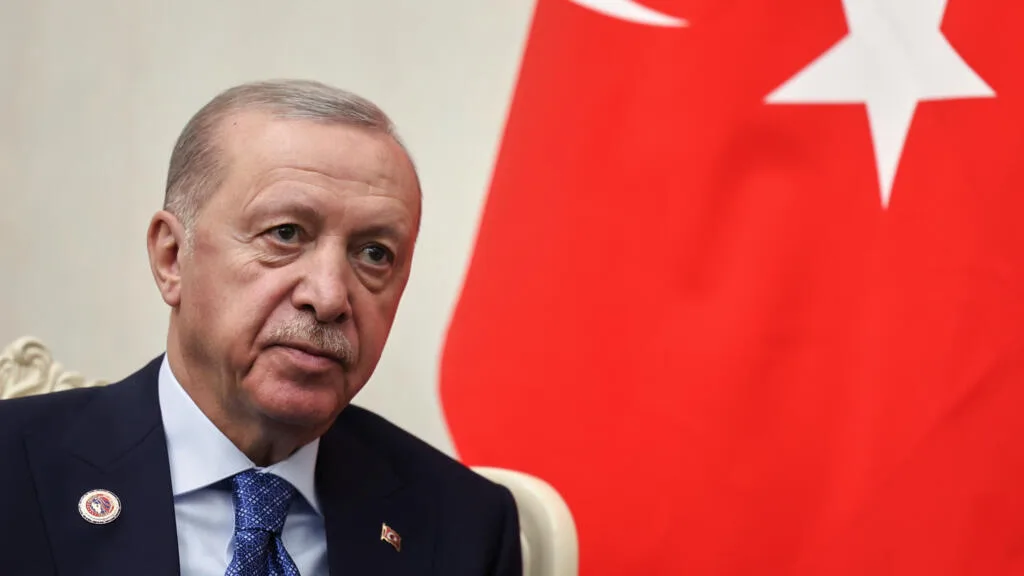 Turquie : Erdogan veut organiser des élections anticipées en 2028 pour briguer un nouveau mandat