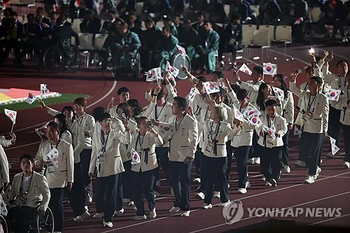 태극기 든 장민호·윤지유…아시아 장애인 스포츠 축제 막 올라