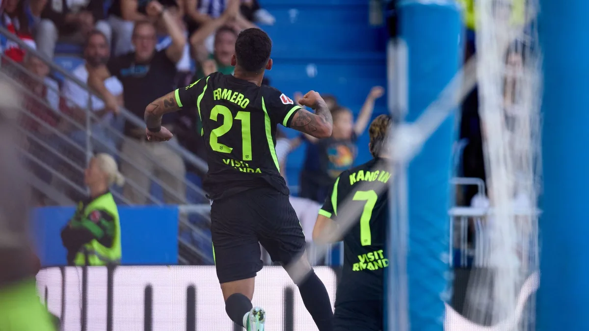 El 'Cuti' Romero aparece al rescate para dar la victoria al Atlético ante un Alavés con diez jugadores (1-2)