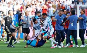 Fifa multa Argentina e suspende Paredes por 10 jogos após incidentes na Copa