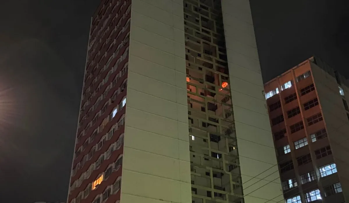 Incêndio atinge apartamento no 10º andar de prédio na Beira-Mar; bombeiros estão no local
