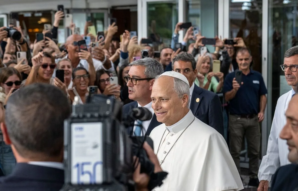 Le pape de retour au Vatican quatre jours après son opération au poumon