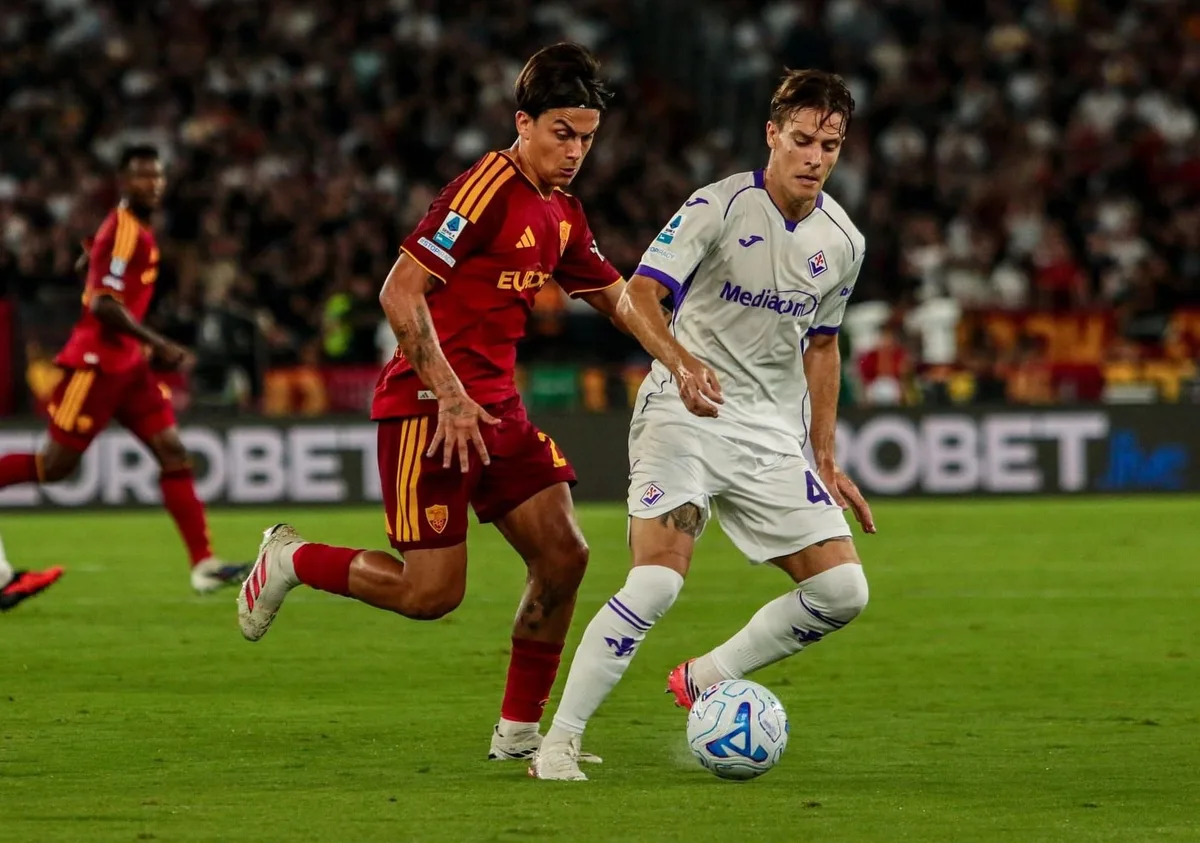 Paulo Dybala le ganó el duelo a Franco Mastantuono en la goleada de Roma a Fiorentina con el hat-trick de Malen