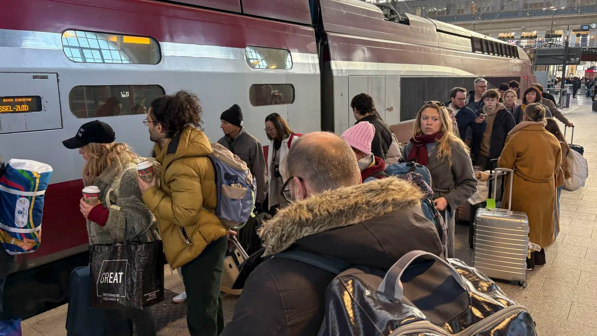 Al menos 19 heridos, dos graves, al colisionar un tren con un minibús a la entrada francesa del Eurotúnel