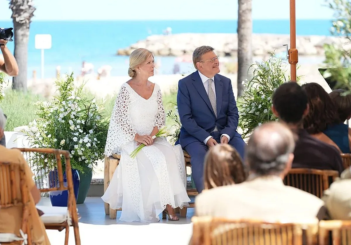 Ximo Puig y Gabriela Bravo se casan en la playa de Oliva
