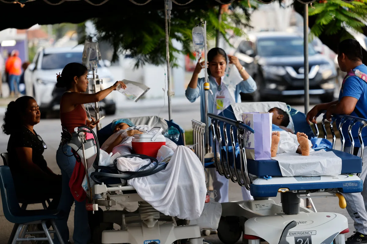 Pacientes de hospital en Panamá son atendidos en la calle tras fuerte terremoto que generó daños estructurales