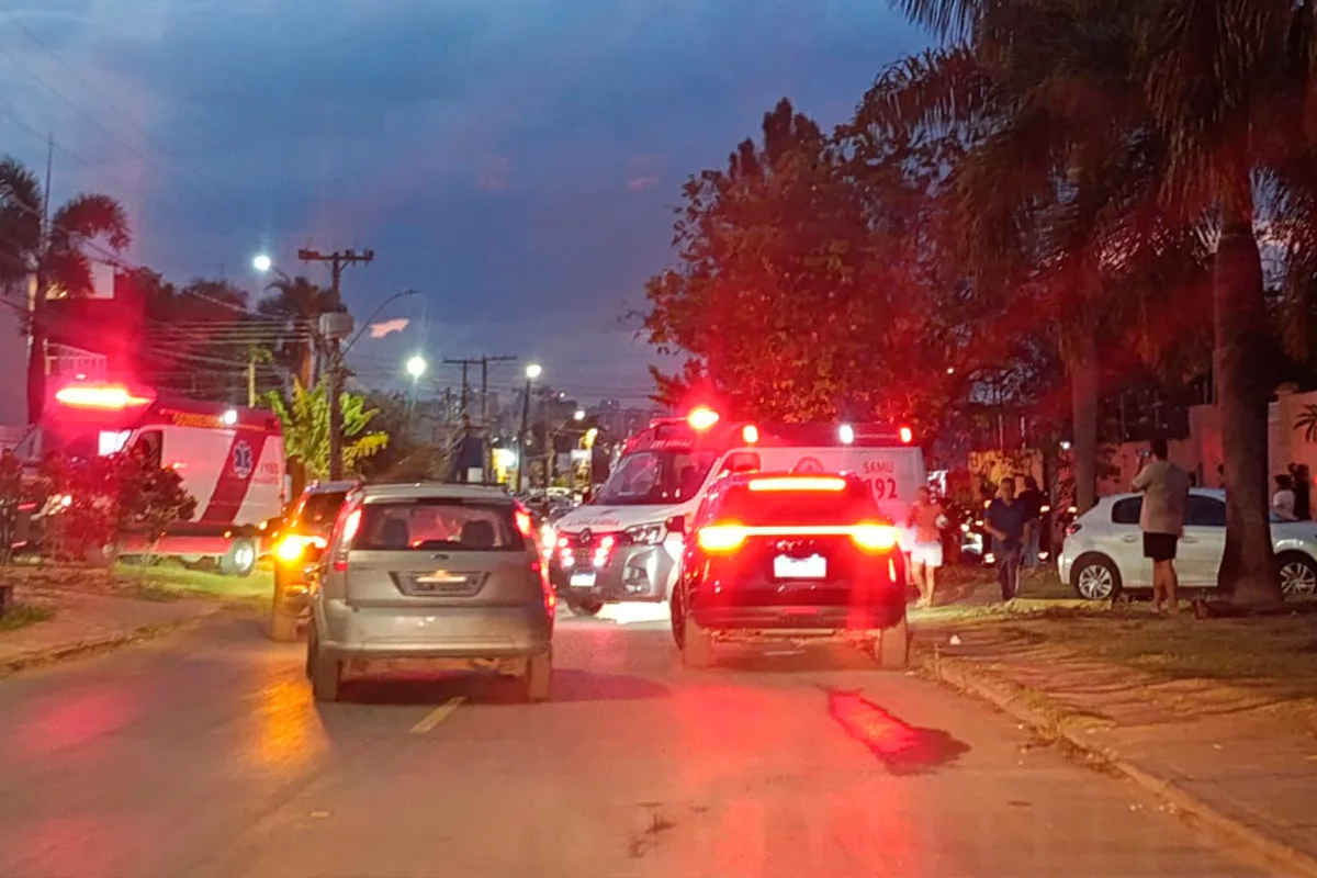 Homem bate carro em árvore e sofre parada cardíaca em Arniqueiras