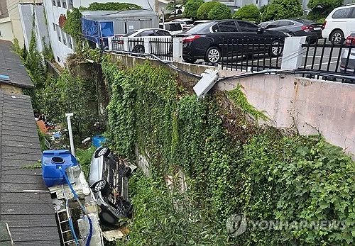 부산 아파트 주차장서 승용차 3ｍ 아래 추락…80대 병원 이송