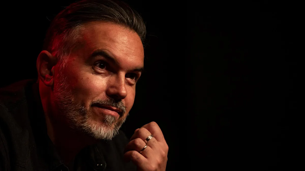 Après la polémique Orélion sur l’usage de l’IA, « on pourrait revenir au manuscrit » imagine Maxime Chattam