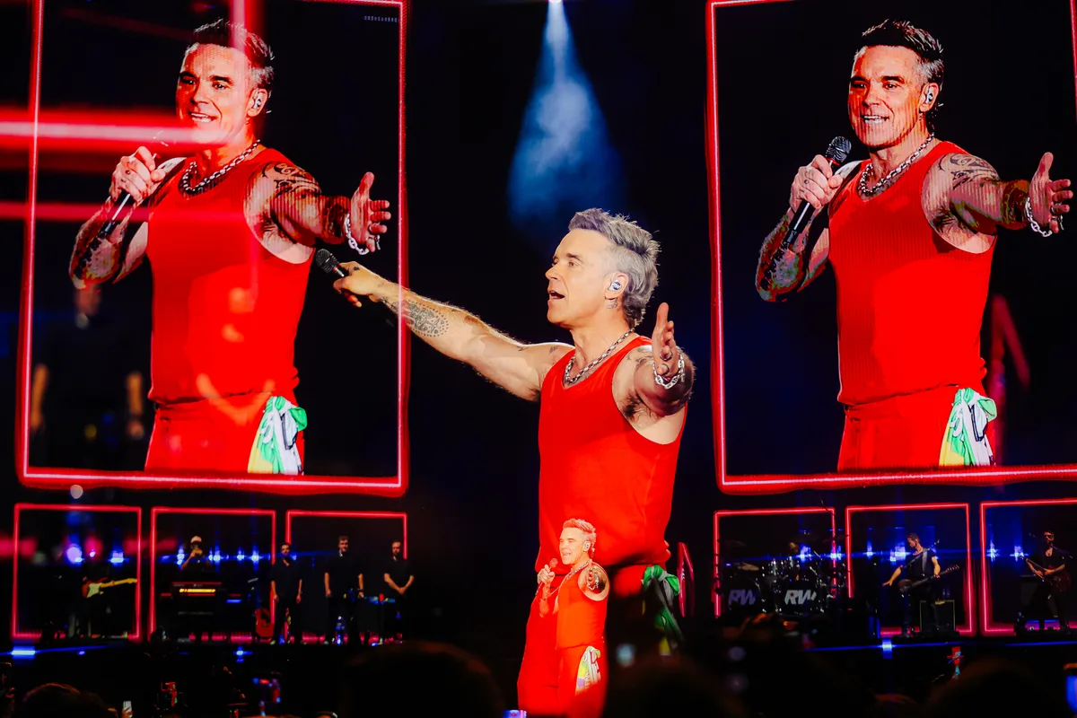 Robbie Williams reafirma posto de rei do entretenimento em show cheio de hits em São Paulo