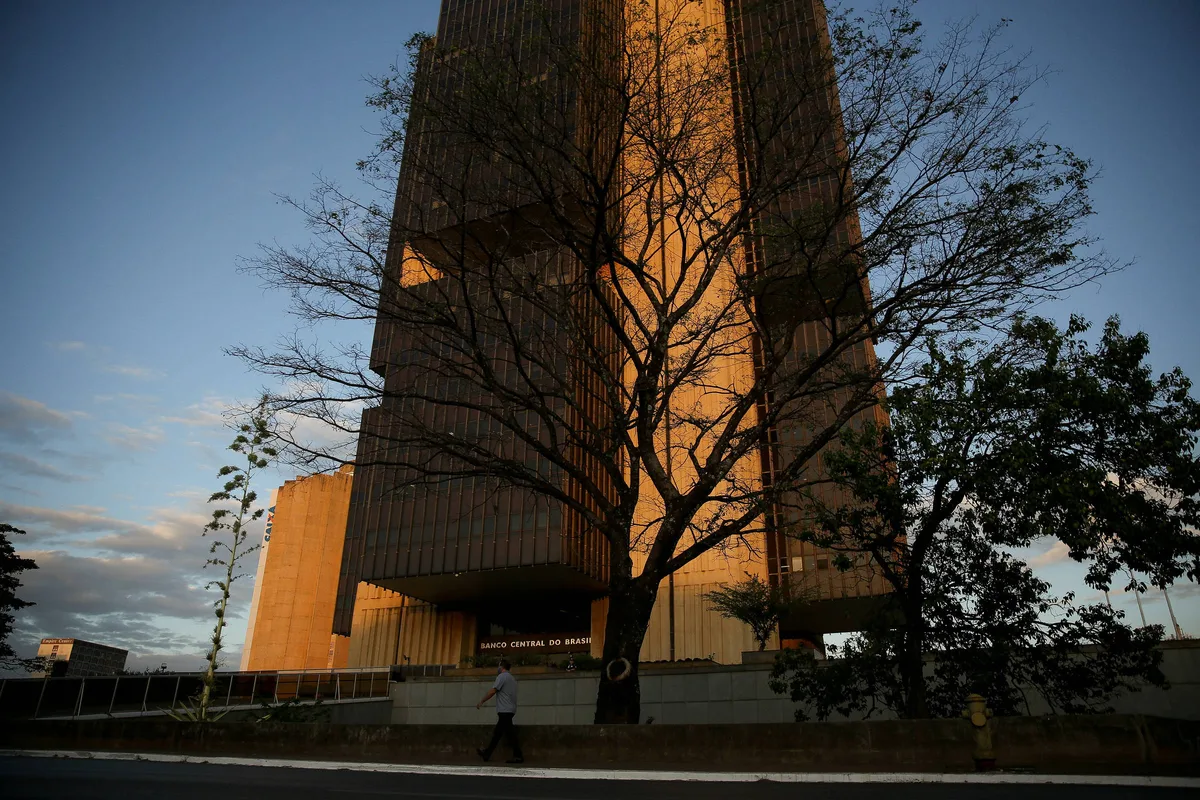 Inflação perde ritmo, mas ainda preocupa BC e investidores, dizem analistas