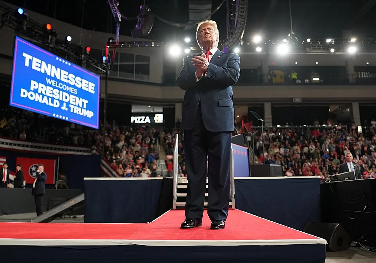 De los cheques al diésel ruso: los 'regalos' de Trump para 'comprar' votos y salvar su segundo mandato