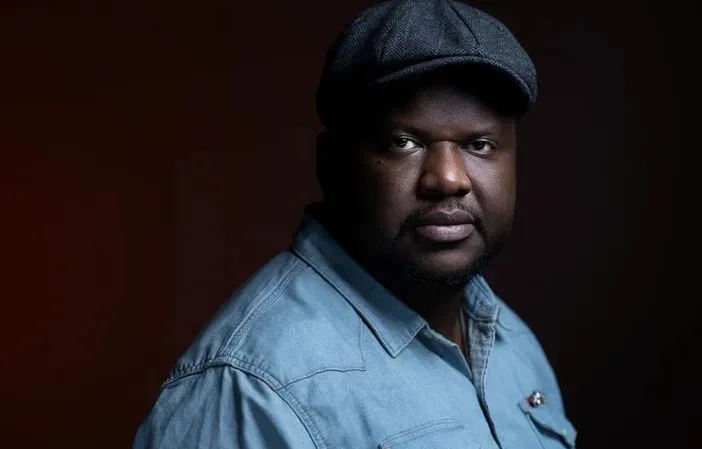 « Je suis né Thélyson en Haïti, mais je suis né écrivain au Canada » : Qui est Thélyson Orélien, le chouchou littéraire