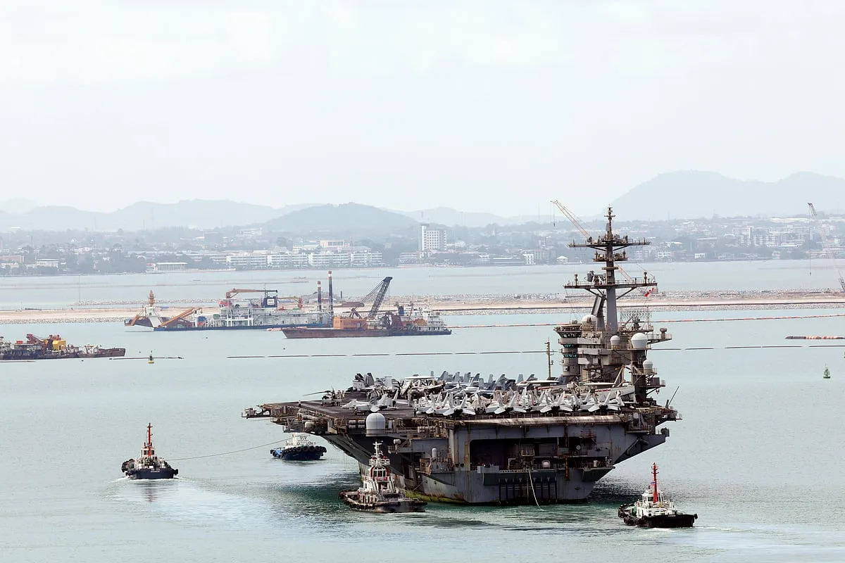 'USS Abraham Lincoln' chega à Tailândia após 286 dias no mar e denúncias das condições a bordo