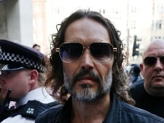 Le procès du comédien Russell Brand pour viols et agressions sexuelles s’ouvre à Londres