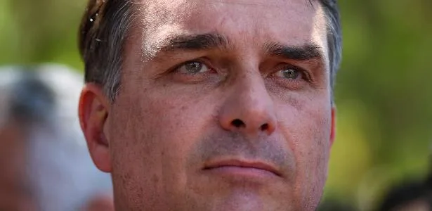 TSE suspende propaganda que liga Flávio Bolsonaro a milícias