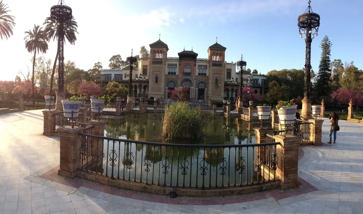 Comienzan los trabajos de jardinería en la Plaza de América con la plantación de 15.000 nuevos rosales
