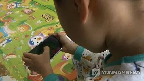 [건강포커스] "부모가 스마트폰 많이 사용할수록 5~7세 아동 어휘 발달 느려"