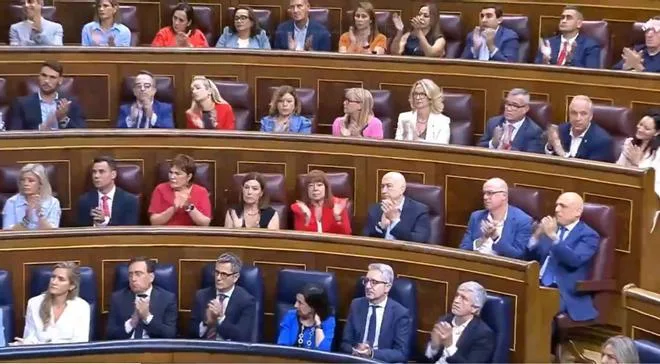 Frío respaldo de Robles a Sánchez durante sus explicaciones en el Congreso