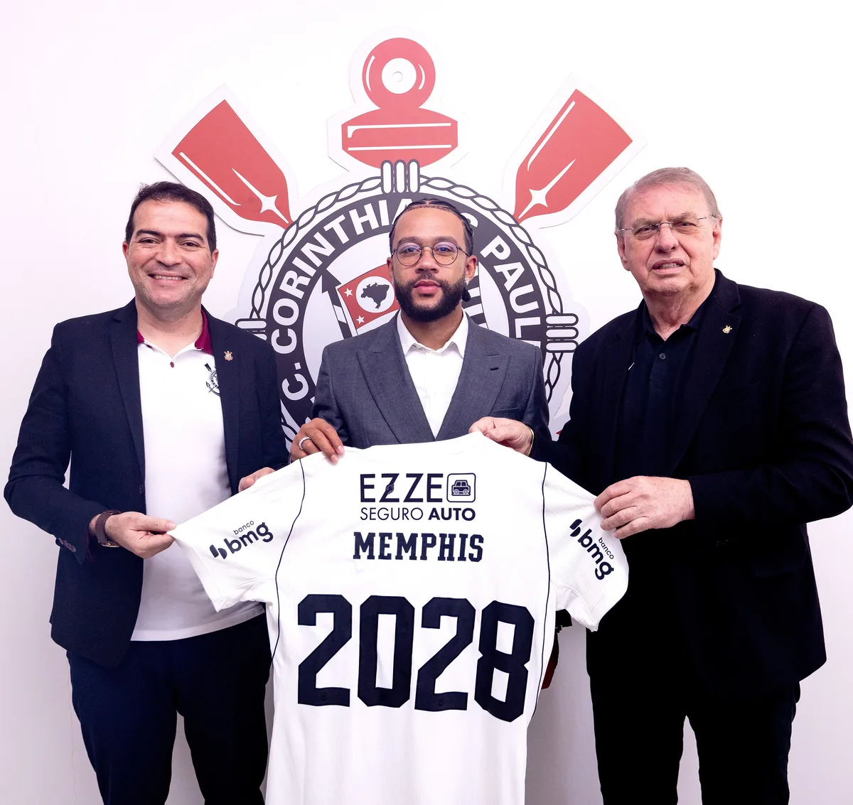 Após idas e vindas, Corinthians renova contrato com atacante holandês