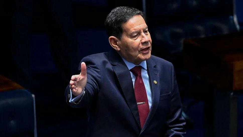 Hamilton Mourão foi o único senador a votar contra o fim da escala 6x1