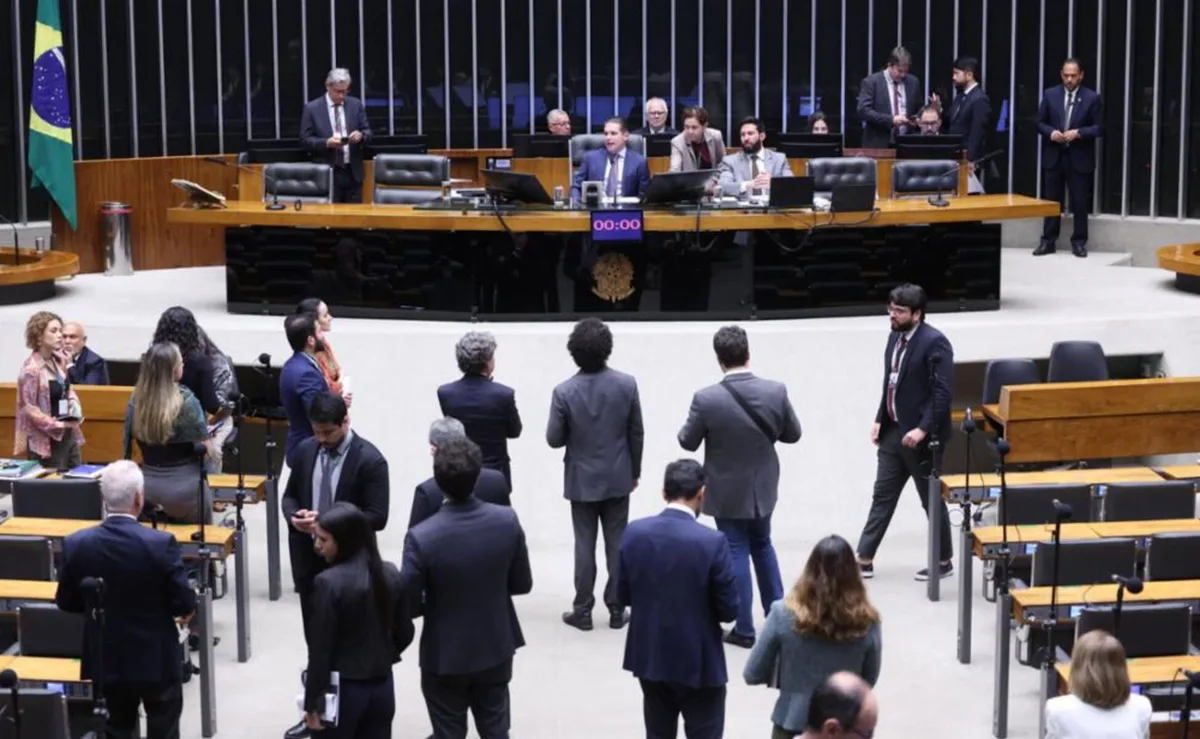 Câmara aprova aumento do teto do MEI para R$ 110 mil em 2027