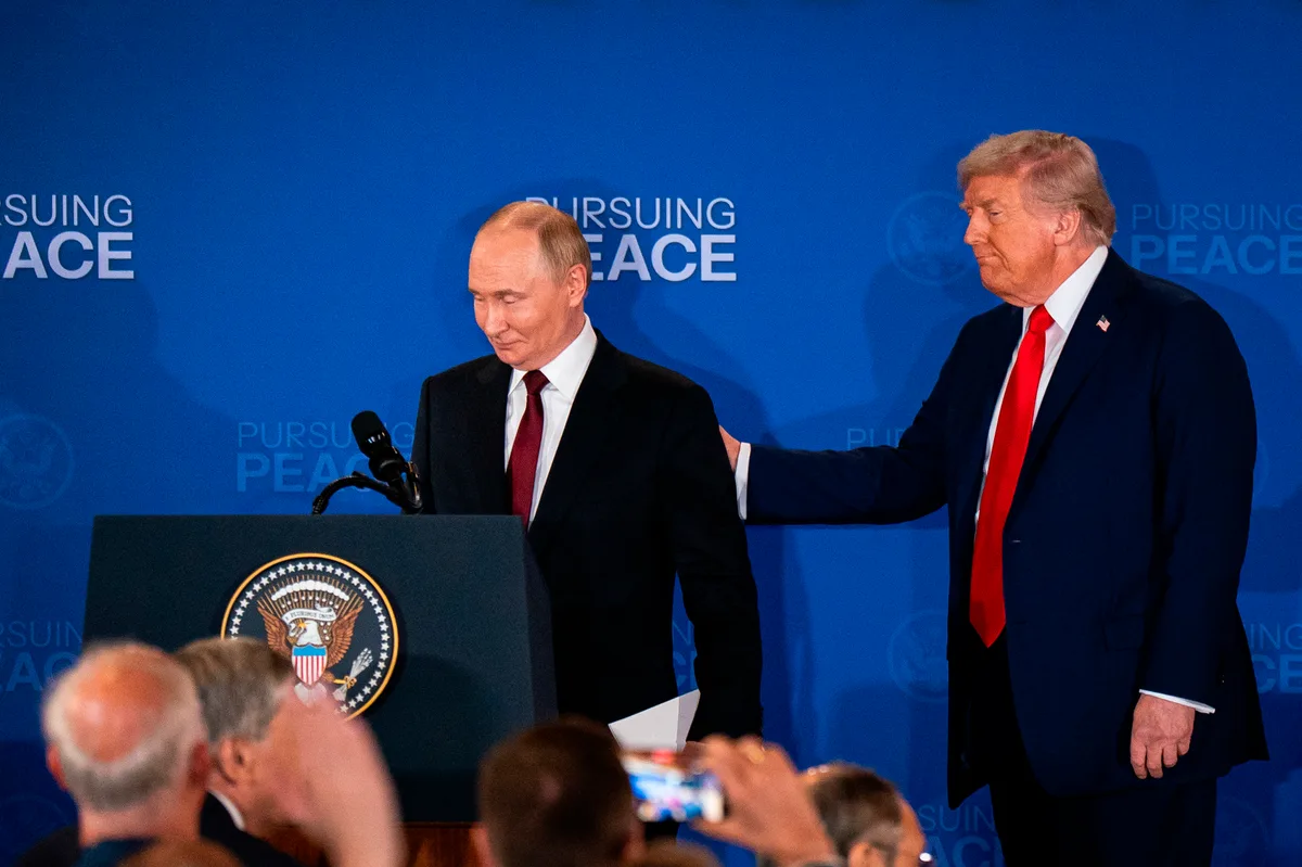 Trump dice que Rusia suministrará diésel al mercado mundial tras hablar con Putin