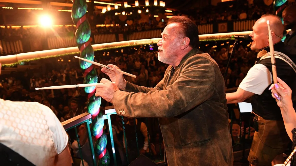 Oktoberfest 2026: Der Terminator bittet zum Tanz: So feiern die Promis auf der Wiesn